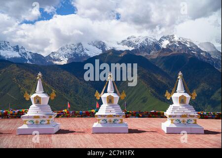 Stupa and the Meili snow mountain range in Deqen County, Yunnan Province, China Stock Photo