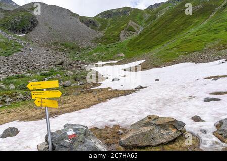 Europe, Austria, Tyrol, Ötztal Alps, Pitztal, Plangeross, signpost in front of an old snow field on the way to Karlesegg Stock Photo