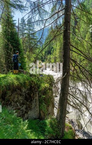 Europe, Austria, Tyrol, Ötztal Alps, Ötztal, hikers stands on a ledge and looks into the Kühtrain gorge Stock Photo