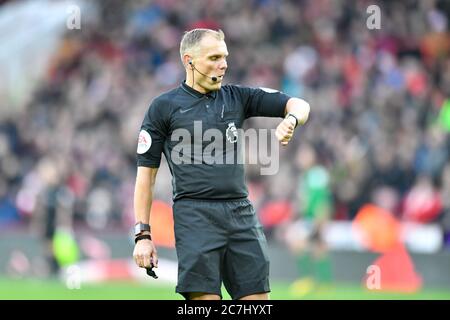 22nd February 2020, Bramall Lane, Sheffield, England; Premier League, Sheffield United v Brighton and Hove Albion : Referee Graham Scott looks at his watch during the game Stock Photo