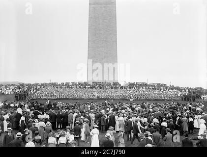 Large Crowd at Confederate Reunion, Human Flag on Monument Grounds, Washington, D.C., USA, Harris & Ewing, 1917 Stock Photo