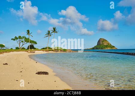 Kualoa Rock Beach at Kualoa Point and Mokoli'i island, USA, Hawaii, Oahu, Kualoa Regional Park Stock Photo