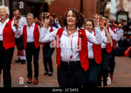 A Female Morris Dancing Side Performing During The Lewes Folk Festival, High Street, Lewes, East Sussex, UK Stock Photo