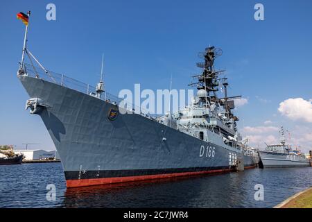 Guided missile destroyer Mölders, mine hunting boat Weilheim, German Naval Museum on the south beach, Wilhelmshaven, Lower Saxony, Stock Photo
