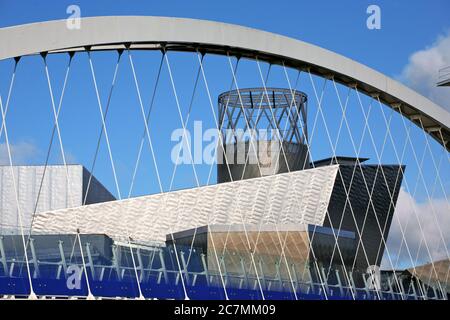 Millennium footbridge and the Lowry Centre, Salford Quays, Greater Manchester, England, UK Stock Photo