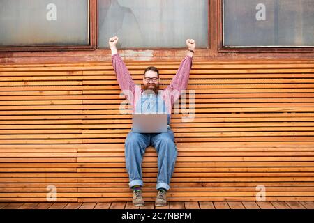 Amazed Man Sitting in Office Workplace, Opening Gift Box and Looking Inside  with Surprised Joyful Expression Stock Photo - Image of arab, celebration:  195519770