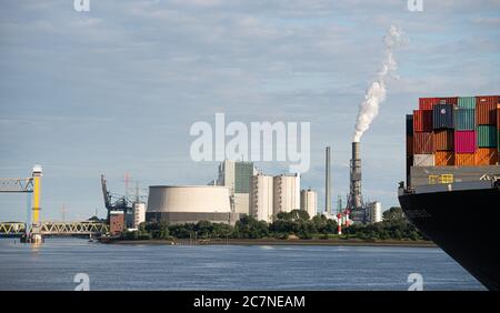 Hamburg, Germany. 16th July, 2020. The Moorburg combined heat and power plant in the port of Hamburg. Credit: Daniel Reinhardt/dpa/Alamy Live News Stock Photo