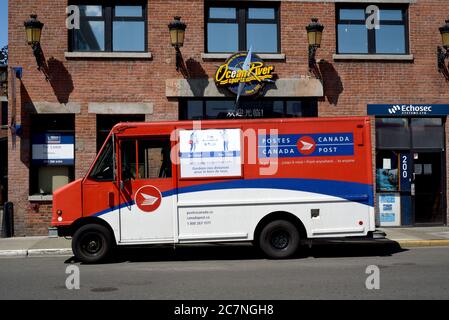 Canada Post mailman Stock Photo - Alamy