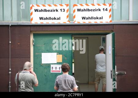 Halberstadt, Germany. 13th July, 2020. Citizens enter a polling station for the mayoral election. In the run-off vote, two candidates apply for the office of Lord Mayor of Halberstadt and for moving into the town hall. Credit: Matthias Bein/dpa-Zentralbild/ZB/dpa/Alamy Live News Stock Photo