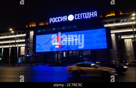 December 10, 2018, Moscow, Russia. A huge media screen on the facade of the international news agency "Rossija segodnja" in Moscow. Stock Photo