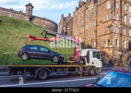 Tow truck lifted illegaly parked car on Johnston Terrace street in Edinburgh, the capital of Scotland, United Kingdom Stock Photo