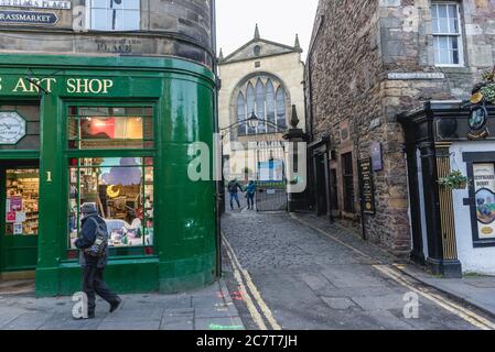 Greyfriars Art Shop and Greyfriars Kirk in Edinburgh, the capital of Scotland, part of United Kingdom Stock Photo