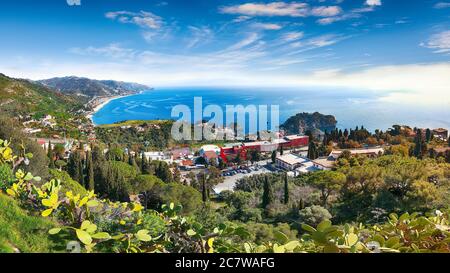 Aquamarine blue waters of  sea near Taormina resorts and Etna volcano mount. Giardini-Naxos bay, Ionian sea coast, Taormina, Sicily, Italy. Stock Photo