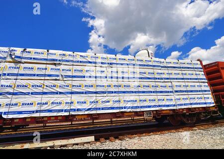 Franklin Park, Illinois, USA. A load of wood on a flat car is part of a Canadian Pacific mixed freight train leaving the Bensenville Yard. Stock Photo