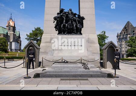 Military guard with protective face mask due to ongoing Pandemic at Tomb of unknown soldier by the Canadian war Memorial in Ottawa Stock Photo