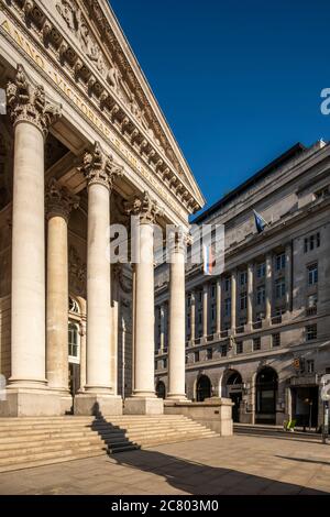 Oblique vertical view of the portico and steps, the west elevation in golden afternoon sunlight, looking south east, with view of former Lloyd's Bank Stock Photo