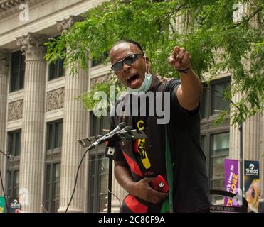 Chicago, IL, USA. 18th July, 2020. Rabbi Michael Ben Yosef speaks to protesters during a rally against a proposed civilian-led ICE academy in Chicago on July 18, 2020. Credit: Dominic Gwinn/ZUMA Wire/Alamy Live News Stock Photo