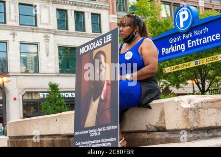 Chicago, IL, USA. 18th July, 2020. Cassandra Grier-Lee holds up a poster of her late husband, Nicholas Lee, who died in Cook County Jail of COVID-19 on Easter Sunday. Credit: Dominic Gwinn/ZUMA Wire/Alamy Live News Stock Photo