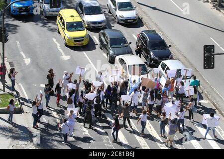 Rio De Janeiro, Brazil. 20th July, 2020. Demonstration by health professionals, employees of the Hospital de Campanha do Maracanã, against the closure of the Hospital and the receipt of wages, this Monday (20). Credit: Eldio Suzano/FotoArena/Alamy Live News Stock Photo
