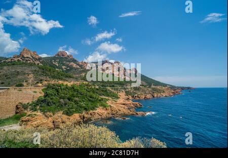 Corniche de l'Estérel at the Mediterranean coast with the red rocks of the Estérel massif, Alpes-Maritimes, Provence-Alpes-Côte d'Azur region, France Stock Photo