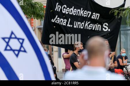 20 July 2020, Saxony-Anhalt, Halle (Saale): Participants in a rally hold up a banner 'In memory of Jana L. and Kevin S.'. The 9 October Halle initiative had called for the event to commemorate the victims of the attack three quarters of a year ago. The trial of 28-year-old terror suspect Stephan B. is scheduled to begin on July 21 in Magdeburg. B. is said to have attempted to enter the well-attended synagogue in Halle on 9 October 2019, heavily armed. When this failed, he is said to have shot two people nearby and injured several people during his escape before he was arrested. Photo: Jan Woit Stock Photo
