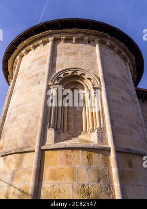 Ábside de la Iglesia románica de Santa Columba de Argandoña. Álava. País Vasco. España Stock Photo
