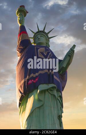 Massive Golden Knights jersey draped over Statue of Liberty at New York-New  York