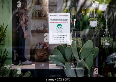 Paris, France. 20th July, 2020. A notice indicating mask mandatory is seen on the window of a shop in Paris, France, July 20, 2020. The French government's order to make mask-wearing mandatory came into effect on Monday amid signs of worrying acceleration of the virus circulation and growing number of clusters. Any person who refuses to apply to the decree to wear the mask in enclosed public spaces will pay a fine of 135 euros (154.7 U.S. dollars). Credit: Aurelien Morissard/Xinhua/Alamy Live News Stock Photo