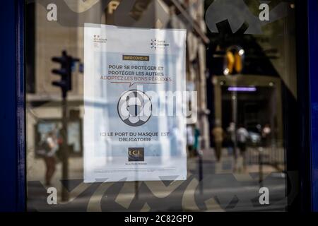 Paris, France. 20th July, 2020. A notice indicating mask mandatory is seen on the window of a shop in Paris, France, July 20, 2020. The French government's order to make mask-wearing mandatory came into effect on Monday amid signs of worrying acceleration of the virus circulation and growing number of clusters. Any person who refuses to apply to the decree to wear the mask in enclosed public spaces will pay a fine of 135 euros (154.7 U.S. dollars). Credit: Aurelien Morissard/Xinhua/Alamy Live News Stock Photo
