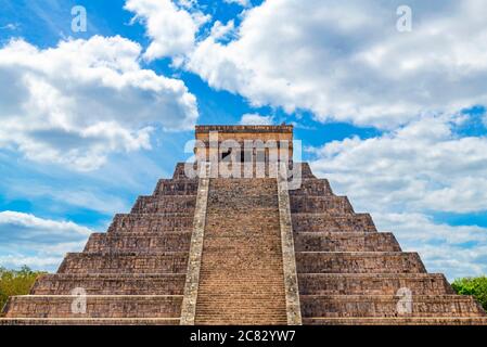 The Maya temple pyramid of El Castillo or Kukulkan in the archaeological site of Chichen Itza, Yucatan, Mexico. Stock Photo