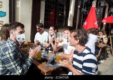 Hackney, London, UK. Forest Road. The Prince Arthur pub, reopened after lockdown. Customers clap to mark the 72nd birthday of the NHS Stock Photo