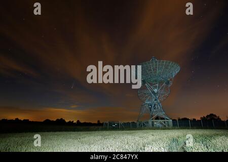 Comet Neowise over the One Mile Array Radio Telescope at the Mullard Radio Astronomy Observatory at Barton near Cambridge UK Stock Photo