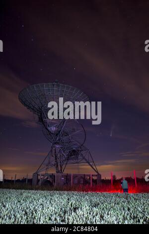 Comet Neowise over the One Mile Array Radio Telescope at the Mullard Radio Astronomy Observatory at Barton near Cambridge UK Stock Photo