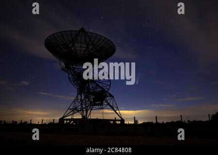 Comet Neowise over the One Mile Array Radio Telescope at the Mullard Radio Astronomy Observatory at Barton near Cambridge UK Stock Photo