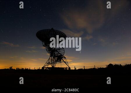 Comet Neowise over the One Mile Array Radio Telescope at the Mullard Radio Astronomy Observatory at Barton near Cambridge UK Stock Photo