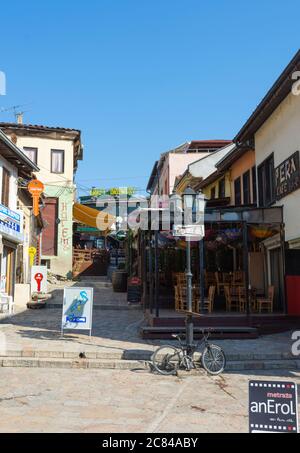 Commercial Way with shops and restaurants in the pedestrianised town ...