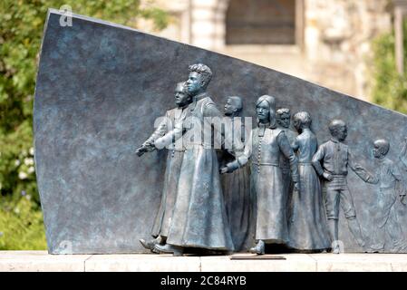 London, England, UK. Christ's Hospital Sculpture (Andrew F Brown: 2017) commemorating the hospital opened by King Edward VIII in 1552 to house, feed a Stock Photo