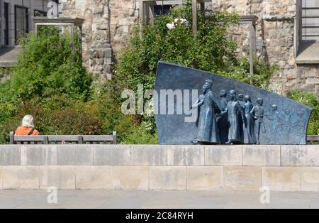 London, England, UK. Christ's Hospital Sculpture (Andrew F Brown: 2017) commemorating the hospital opened by King Edward VIII in 1552 to house, feed a Stock Photo