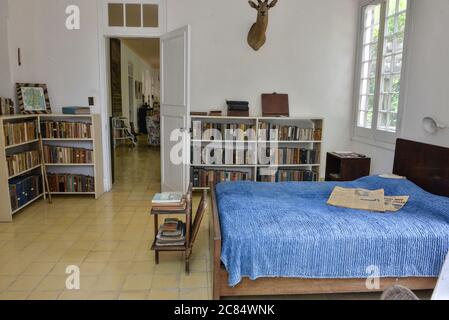 Cuba, Havana: Finca Vigía was the home of Ernest Hemingway and is now a museum, the Museo Ernest Hemingway. Here, the author's bedroom with a hunting Stock Photo