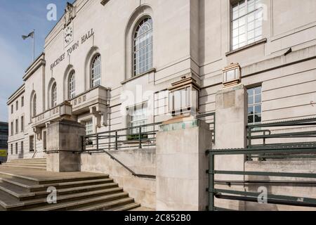 Oblique view of the steps to the entrance on the eastern (main) elevation. Hackney Town Hall, London, United Kingdom. Architect: Hawkins Brown Archite Stock Photo