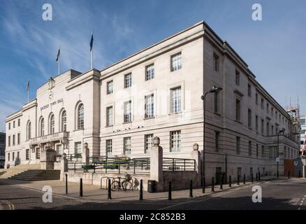 Oblique view of the eastern (main) elevation from north east. Hackney Town Hall, London, United Kingdom. Architect: Hawkins Brown Architects LLP, 2017 Stock Photo