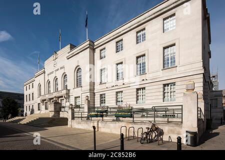 Oblique view of the eastern (main) elevation from north east. Hackney Town Hall, London, United Kingdom. Architect: Hawkins Brown Architects LLP, 2017 Stock Photo