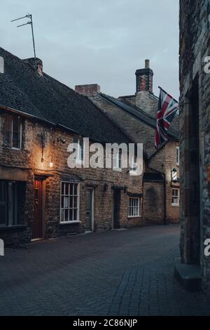 Stow-on-the-Wold, UK - July 6, 2020: Limestone cottages on a narrow street in Stow-on-the-Wold, a market town in Cotswolds build on Roman Fosse Way, i Stock Photo