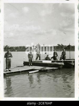 British Army Royal Engineers engaged in the building of The Freeman Bridge, The River Rhine, Dusseldorf, North Rhine-Westphalia, Germany. Stock Photo