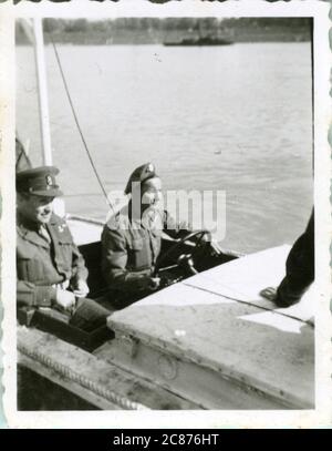 British Army Royal Engineers engaged in the building of The Freeman Bridge, The River Rhine, Dusseldorf, North Rhine-Westphalia, Germany. Stock Photo