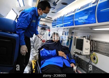 Bandung, Indonesia. 22nd July, 2020. The Indonesian Red Cross officers conducted a simulated handling of the victims of the COVID-19 outbreak in Bandung, West Java, Indonesia, July 22, 2020. Currently confirmed the total cases of COVID-19 in Indonesia as much as 89,869 cases, recovered 48,466 people and died 4,320 people. (Photo by Agvi Firdaus/INA Photo Agency/Sipa USA) Credit: Sipa USA/Alamy Live News Stock Photo