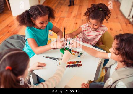 Team of elementary age children drawing Stock Photo - Alamy