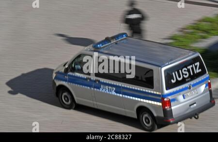 Magdeburg, Germany. 22nd July, 2020. The vehicle with the accused drives into the yard of the district court. The federal prosecutor accuses the man of 13 crimes, including murder and attempted murder. The assassin had tried to cause a bloodbath in the synagogue in Halle on October 9, 2019, the highest Jewish holiday Yom Kippur. Credit: Hendrik Schmidt/dpa-Zentralbild/ZB/dpa/Alamy Live News Stock Photo