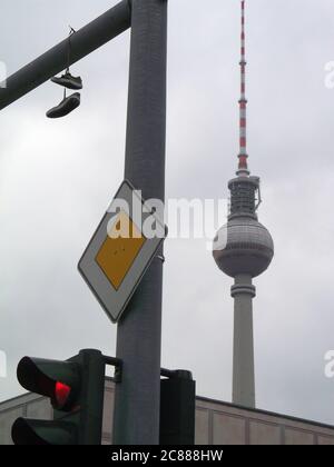 Der Fernsehturm am Alexanderplatz in Berlin-Mitte. *** The television ...