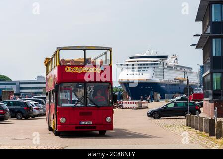 Kiel, Ein Sightseeing Bus verfolgt das Einlaufen der Norwegenfähre Stock Photo
